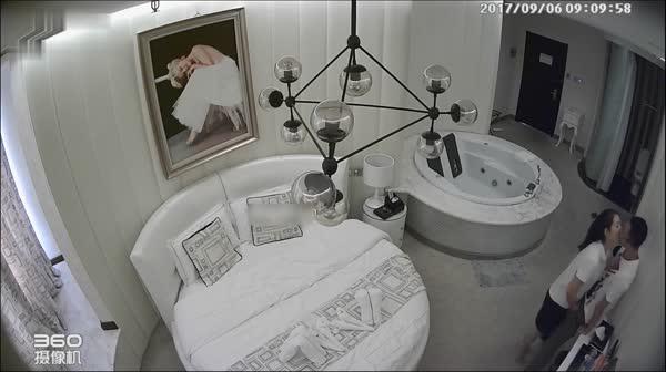 酒店偷拍听对话好像是漂亮的小学美女老师和学生家长偷情,操完后还提醒男的明天别忘了到学校开家长会